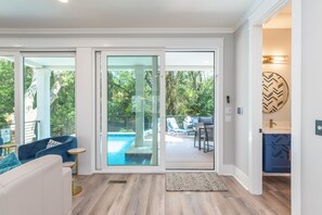 Een flatscreentelevisie, een videogameconsole en een tafeltennistafel