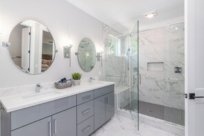 Combined shower/tub, hair dryer, towels
