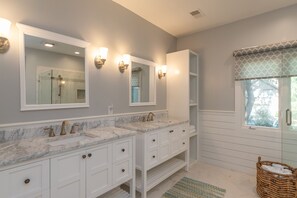 Combined shower/tub, hair dryer, towels