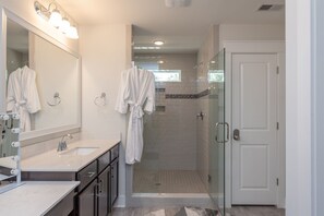 Ensemble douche/baignoire, sĂšche-cheveux, serviettes fournies