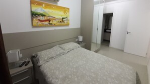 A bedroom with a bed, a painting, a bedside table with a lamp, and a wardrobe. - 224, Great apartment a few meters from the beach (Bombas)