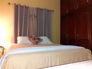 Quarto standard | Cortinas blackout, ferros/tábuas de passar roupa, Wi-Fi de cortesia