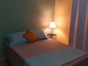 Quarto standard | Banheiro | Chuveiro, chuveiro com efeito de chuva, toalhas de banho, sabonete