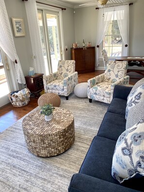 Fernseher, DVD-Player, Tischtennisplatte