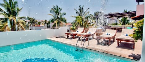 Una piscina al aire libre