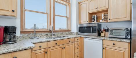 Kylskåp, mikrovågsugn, ugn och spishäll