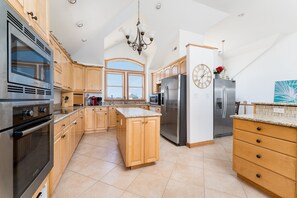 Fridge, microwave, oven, stovetop - 7016- Caribbean Queen, Spacious Pet-Friendly Oceanfront Oasis in Rodanthe (Rodanthe)