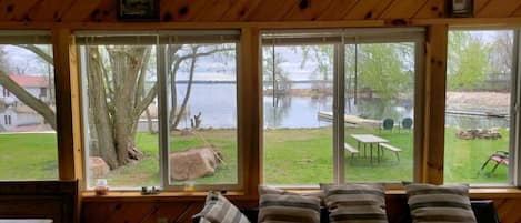 TV connectée, cheminée, lecteur de DVD, chaîne hi-fi