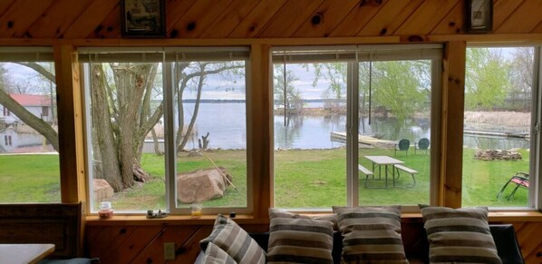 Smart TV, fireplace, DVD player, stereo