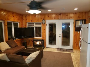 Smart TV, fireplace, DVD player, stereo