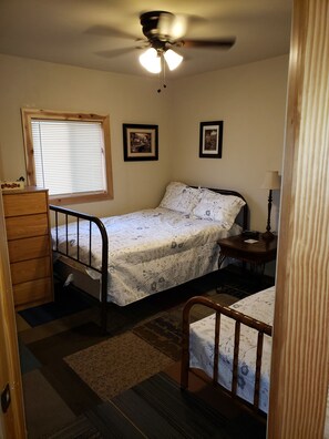 2 bedrooms, free WiFi, bed sheets -  Waterfront cottage with a beautiful view (Hammond)