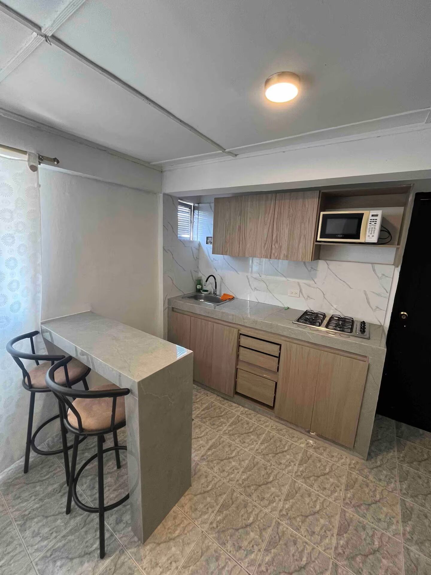 Coffee/tea maker, fridge, microwave, stovetop