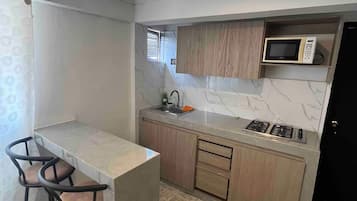 Coffee/tea maker, fridge, microwave, stovetop