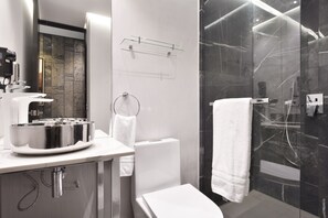 Shower, towels, soap, shampoo - Luxury Room with View, Balcony  (Medellín)
