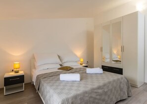 2 soverom, strykejern/-brett, reiseseng for barn og wi-fi