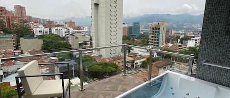 Tina de hidromasaje al aire libre