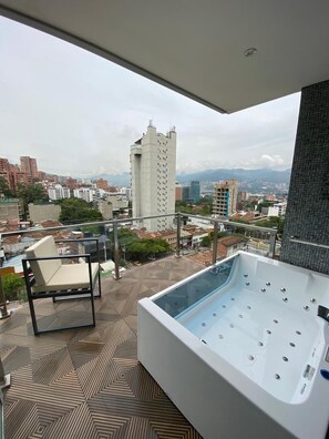 Outdoor spa tub - Luxury room with amazing view and jacuzzi on balcony (Medellín)