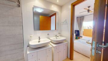 2 bedrooms, in-room safe, iron/ironing board, free WiFi