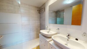 Bathtub, hair dryer, towels - Ginkgo 302891-A Murcia Holiday Rentals Property (Torre Pacheco)
