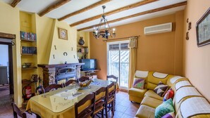 Una sala de estar acogedora con una mesa de comedor, sofá y chimenea.