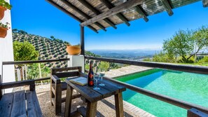 Outdoor dining - La Choza de Mamuyo Montefrío by Ruralidays (Granada)
