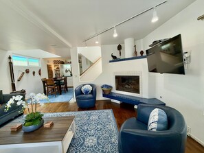 TV, DVD player, books - Ocean/Bay Views, 3 Story, Steps to Beach/Ocean (San Diego)