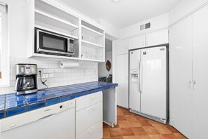 Cafetera y tetera, refrigerador, microondas y horno 