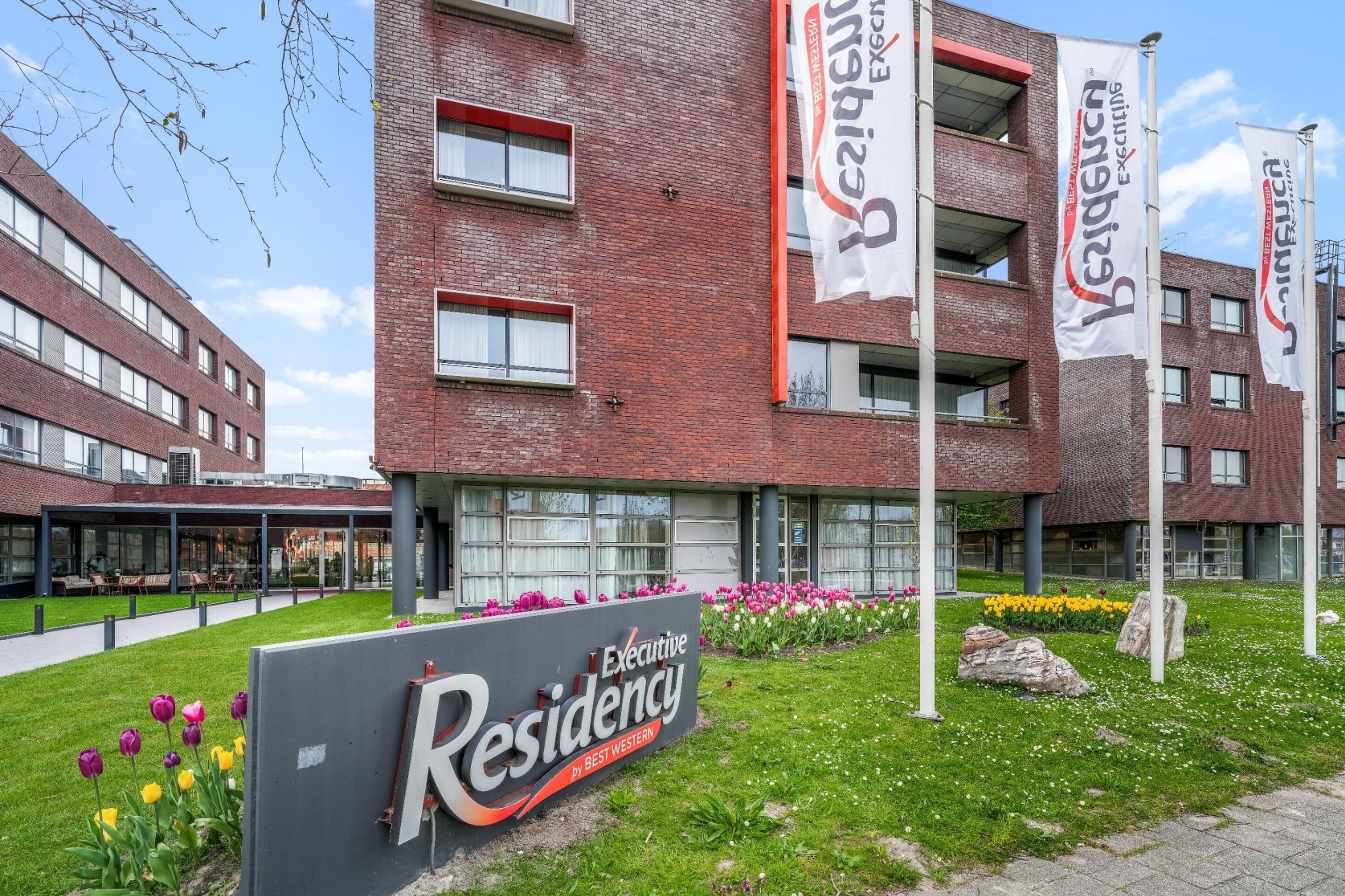 Ein Gebäude mit einem Schild, auf dem 'Executive Residency by Best Western' steht.