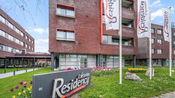 Ein Gebäude mit einem Schild, auf dem 'Executive Residency by Best Western' steht.