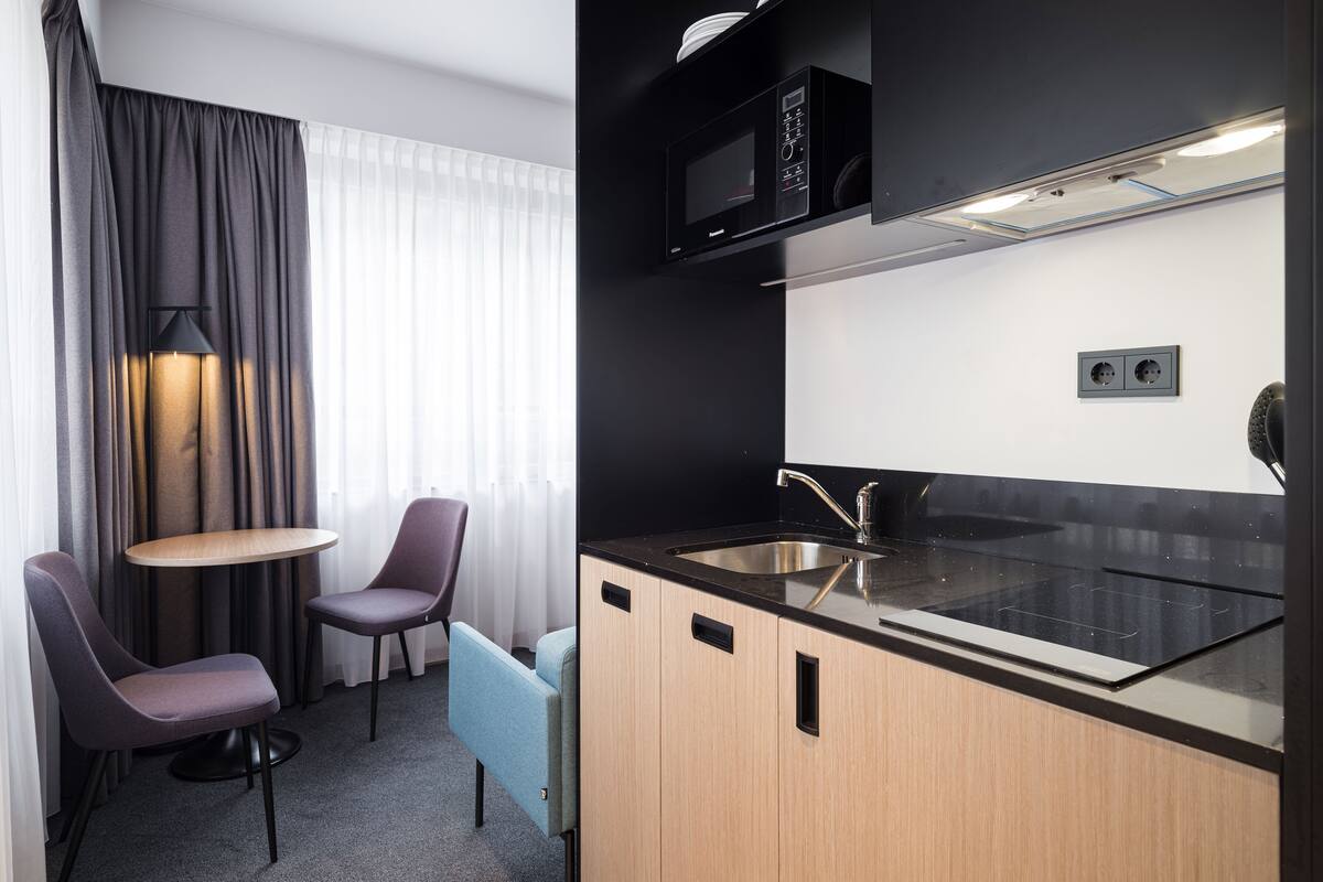 deluxe room, 2 single beds, non smoking, kitchenette | private kitchenette | fridge, microwave, stovetop, dishwasher