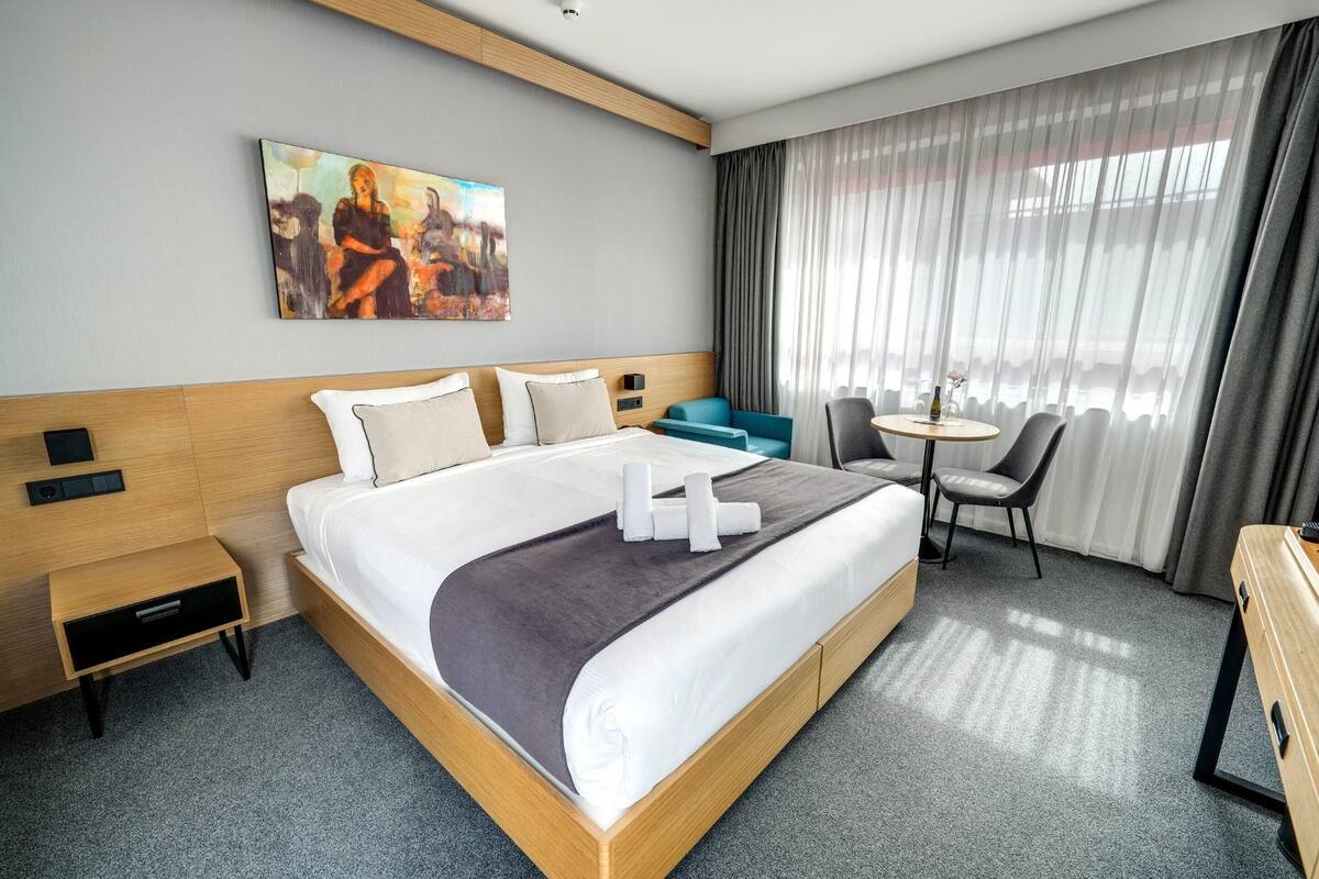 Deluxe Room, 1 King Bed, Non Smoking, Kitchenette