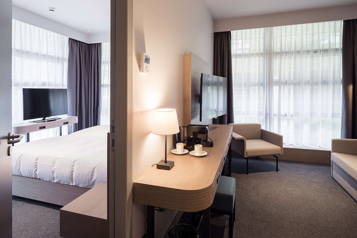 Suite, 1 King Bed, Non Smoking, Kitchenette (with Sofabed) | Minibar, in-room safe, desk, laptop workspace