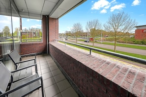 A balcony with a view of a road and a park. - Executive Residency by Best Western Amsterdam Airport (Hoofddorp)