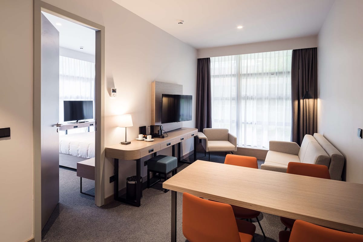 suite, multiple beds, non smoking, kitchenette (with sofabed) | 1 bedroom, minibar, in-room safe, desk