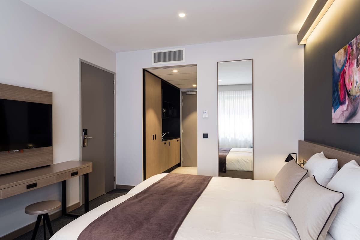 Comfort Room, 2 Single Beds, Non Smoking, Kitchenette | Minibar, in-room safe, desk, laptop workspace