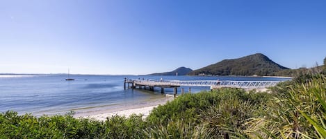 Una spiaggia nelle vicinanze