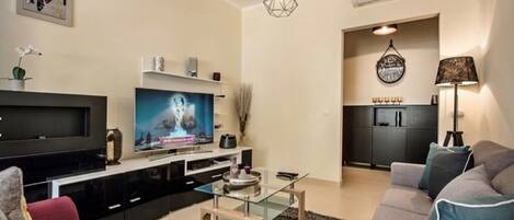 Een smart-tv, een open haard en een stereo