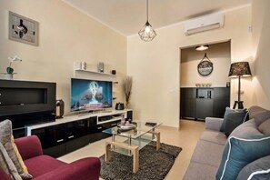 TV connectée, cheminée, chaîne hi-fi