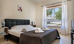 2 soverom, skrivebord, lydisolert og strykejern/-brett