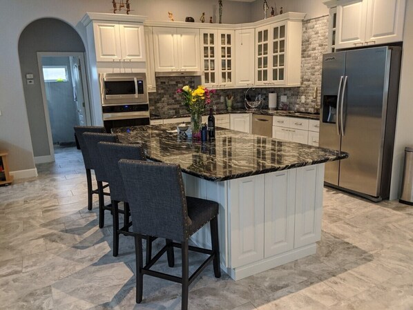 冷蔵庫、電子レンジ、オーブン、コンロ