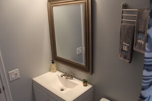 Ensemble douche/baignoire, sèche-cheveux, serviettes fournies, savon