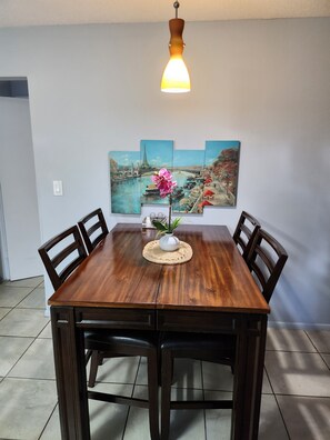 Dining - FlipFlop Condo#2! Best bang for YOUR DOLLAR in town! (Hollywood)