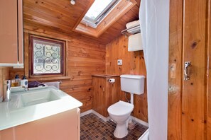 Chaumière exclusive, 2 chambres | Salle de bain | Douche, articles de toilette (gratuits), serviettes fournies, savon