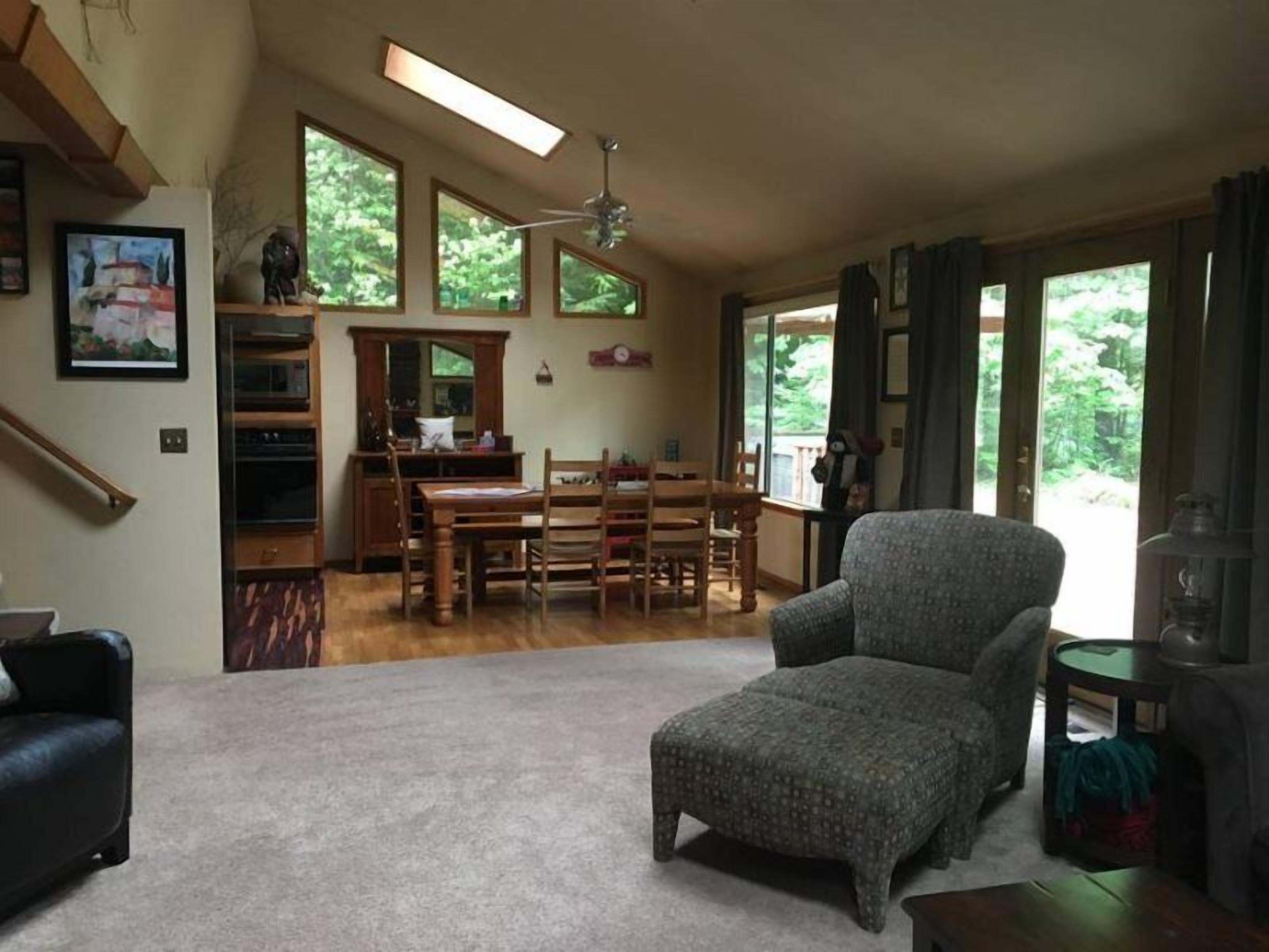 TV, lò sưởi, đầu đĩa DVD 