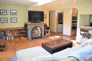 Cabin (Cabin on the Creek) | Living room | Flat-screen TV, fireplace