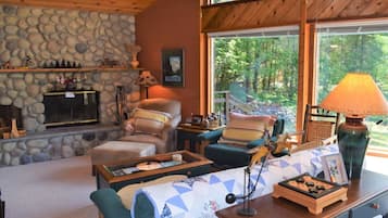 House | Living room | TV, fireplace, DVD player