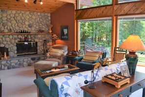 單棟房屋 | 客廳 | 電視、壁爐、DVD 播放機