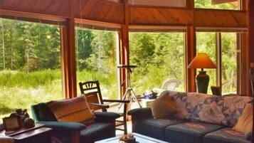 House | Living room | TV, fireplace, DVD player