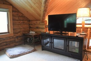 Cabin (Cascade Log Cabin) - Cascade Log Cabin (Packwood)