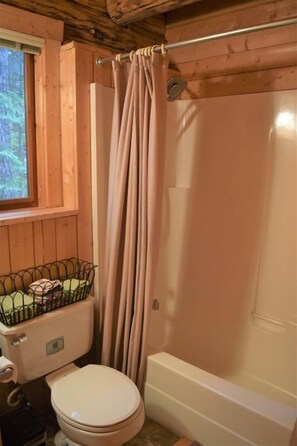 Cabin (Cascade Log Cabin) | Bathroom - Cascade Log Cabin (Packwood)